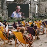 Publiczność i Krzysztof Daukszewiczpodczas wydarzenia na Zamku w Janowcu