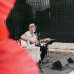 Krzysztof Daukszewicz z gitarą na scenie