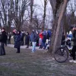 Ludzie oglądający wieczorny pokaz mappingu na murach Zamku w Janowcu