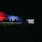 Film "Dwa Księżyce' na ekranie podczas plenerowego festiwalu filmowego