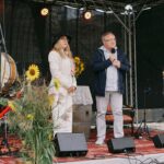 Dyrektor Muzeum Zamek w Janowcu Marzena Brzezicka i Zbigniew Wojciechowski - Radny Sejmiku Województwa Lubelskiego na scenie podczas Wydarzenia V Białe Czerwone Winobranie