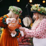 Nalewanie soku powstałego podczas tłoczenia moszczu winnego