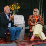 Rozmowa konferansjerki z prof. Wojciechem Włodarczykiem na scenie podczas Wydarzenia V Białe Czerwone Winobranie