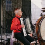 Waldemar Ziemnicki na scenie podczas wydarzenia V Białe Czerwone Winobranie