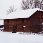 Budynek Spichlerza z Podlodowa zimą pokryty śniegiem