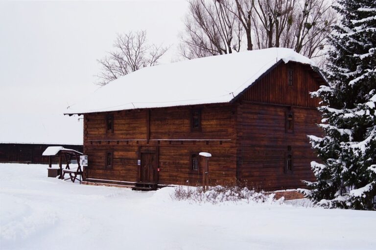 Budynek Spichlerza z Podlodowa zimą pokryty śniegiem