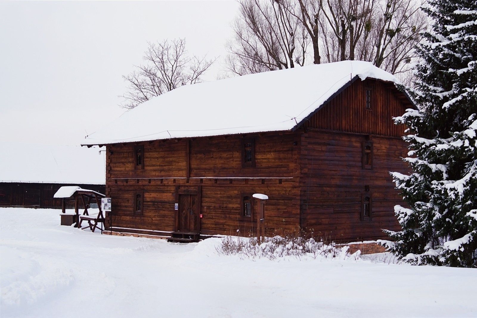 Budynek Spichlerza z Podlodowa zimą pokryty śniegiem