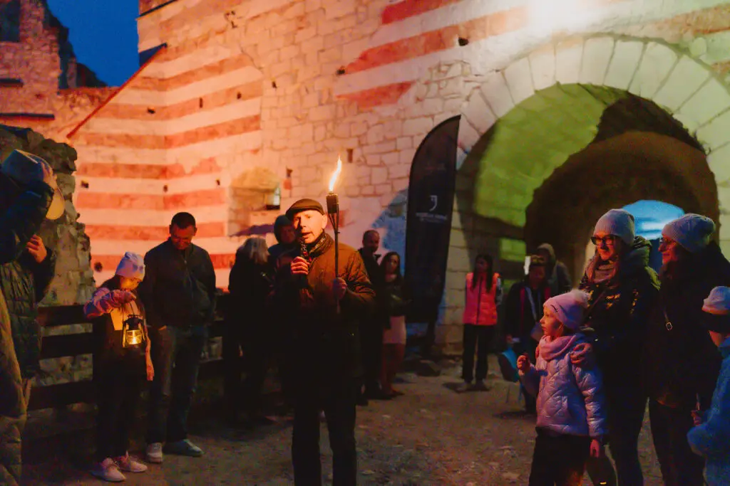 Noc Muzeów 2025 na Zamku w Janowcu, oprowadzanie z pochodniami