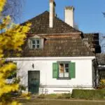 Dwór z Moniak wiosną, na zdjęciu widać kwitnącą forsycję