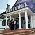 Członkowie Rady Muzeum Zamek w Janowcu powołani na kadencję 2026-2030 przed Dworem z Moniak w Janowcu