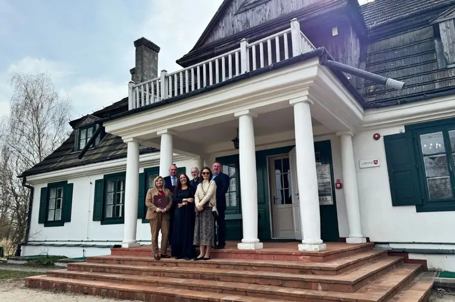 Członkowie Rady Muzeum Zamek w Janowcu powołani na kadencję 2026-2030 przed Dworem z Moniak w Janowcu